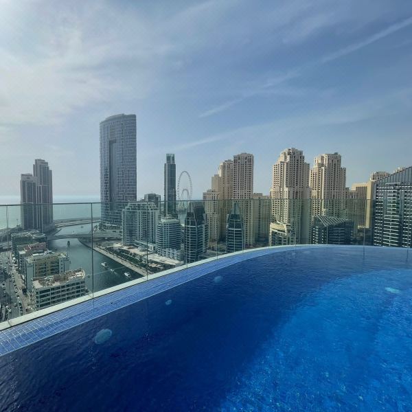 Dubai Marina Walk Gem Modern Apt with Pool & Gym access, Steps to Beach & Metro
