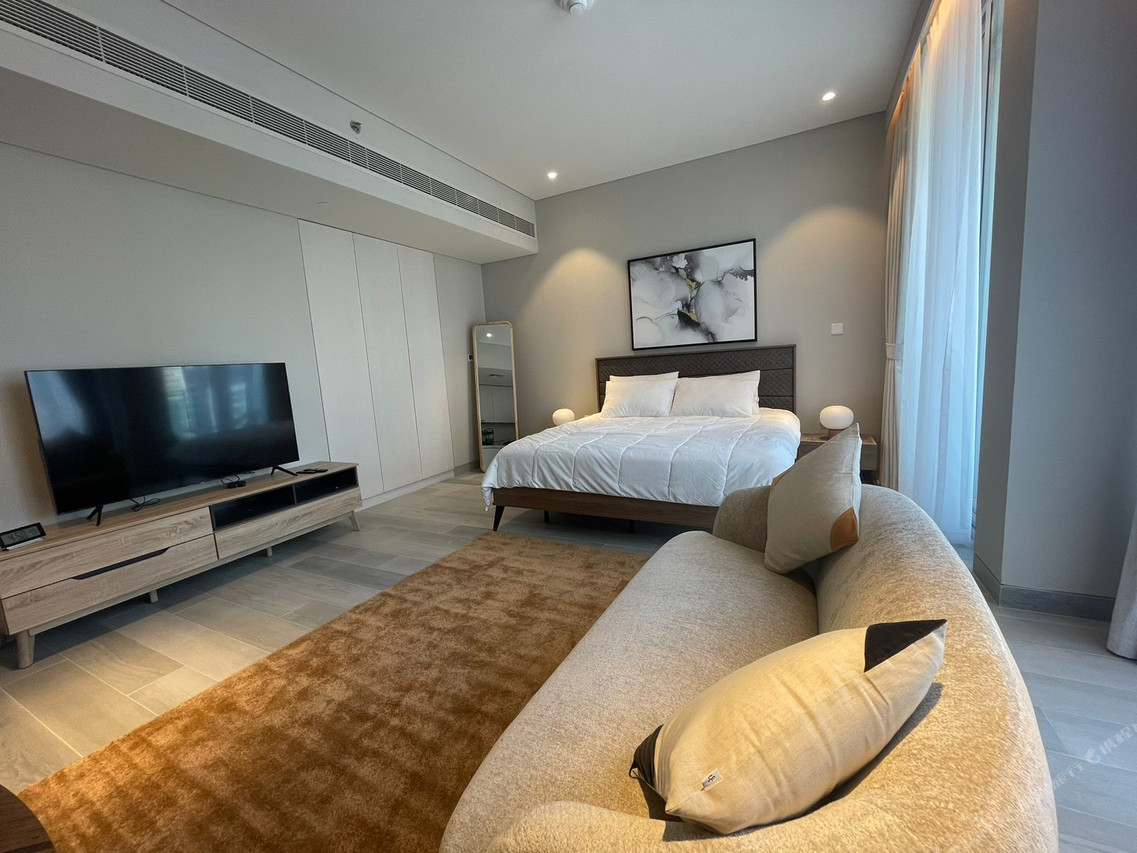 Dubai Marina Walk Gem Modern Apt with Pool & Gym access, Steps to Beach & Metro