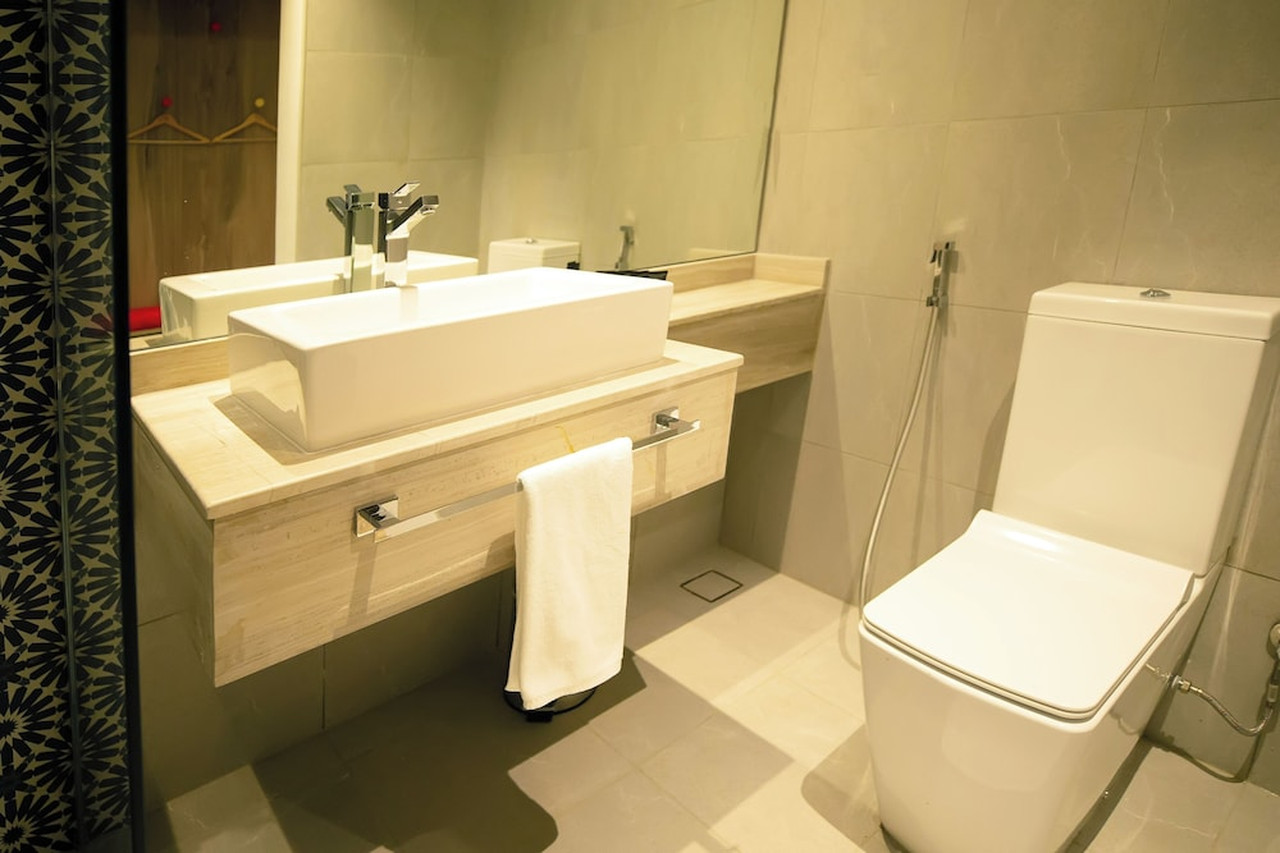 Kingsgate Canal Hotel by Millennium